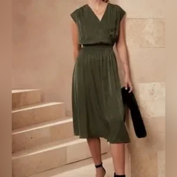 Banana Republic Dresses & Skirts - Banana Republic Dark Green Maxi Dress